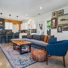 10-Min to ABIA, UT, Downtown Bright & Dog-Friendly