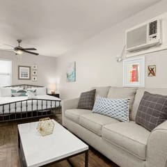 King Bed + Pool + Free Parking | Close To Zilker!
