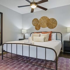Studio Near Downtown + Free Parking + Pets Allowed
