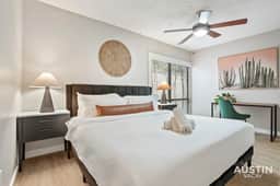 Amenity Heavy Serene Apt in Convenient Location - Image 2