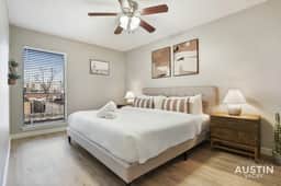 Bright Pool View Apt + Private Cabanas off N Lamar - Image 2