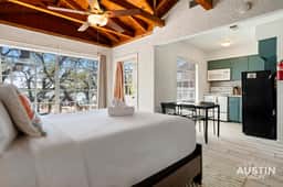 Lake Travis Studio Waterpark Access, Parking&Patio - Image 2