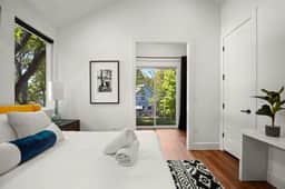 Super Stunning Back House w Terrace in East Chavez - Image 3