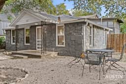 Walk to Bars, Dog-Friendly Bungalow & Parking - Image 4