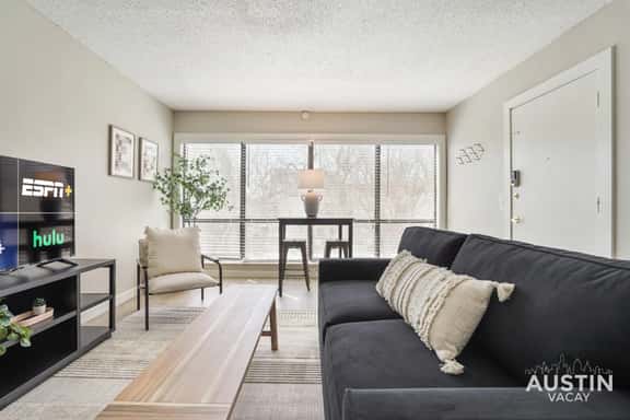 Bright Pool View Apt + Private Cabanas off N Lamar - Image 1