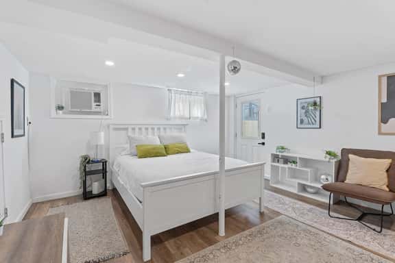 Cozy Chic Studio | Prime Austin Location - Image 1