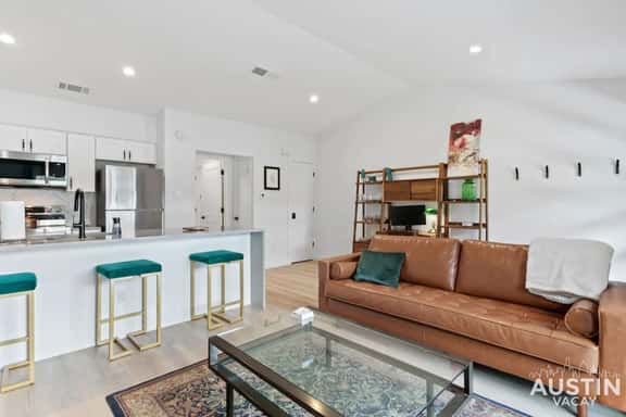 Insta-Ready Apartment in Barton Hills w/ King Bed - Image 1