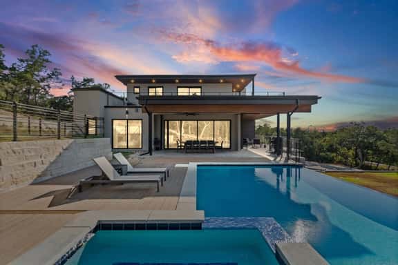 Luxury Living w Infinity Pool & Game Room Lounge - Image 1