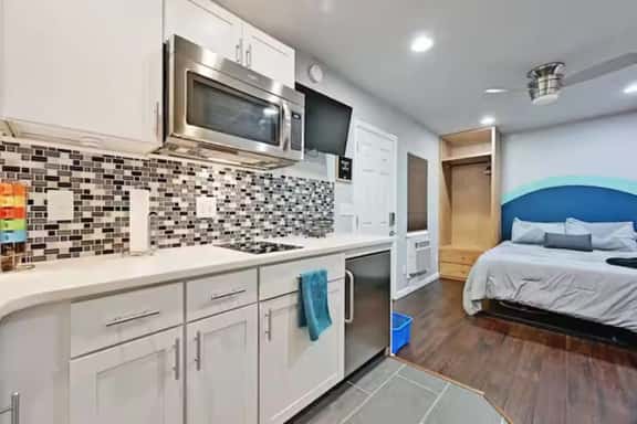 Modern Studio by Southpark Meadows | Walk to Park! - Image 1