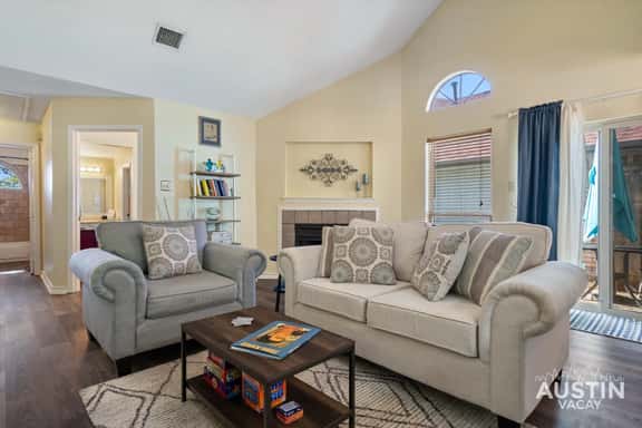 Pet-Friendly Yard w Grill | N Austin | Near Domain - Image 1