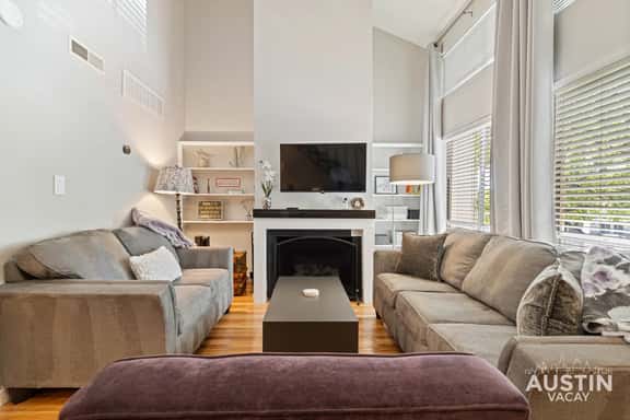 Pool & Rooftop Lounge|Loft w/ Parking - Image 1