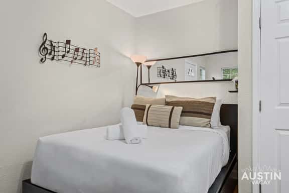 Relax on Riverview 1 Block to Lady Bird Lake - Image 1