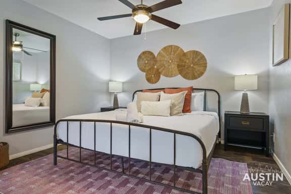 Studio Near Downtown + Free Parking + Pets Allowed - Image 1