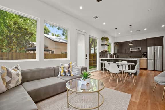 Super Stunning Back House w Terrace in East Chavez - Image 1