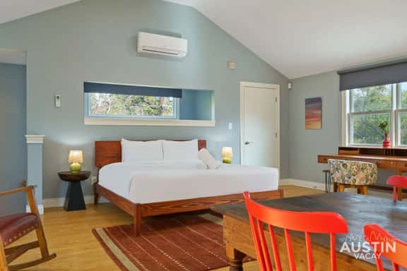 Tarrytown Studio Apt w/Kitchenette + King Bed - Image 1