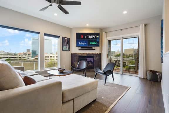Enjoy DT Newly Renovated & Patio + Free Swim Club - Image 1