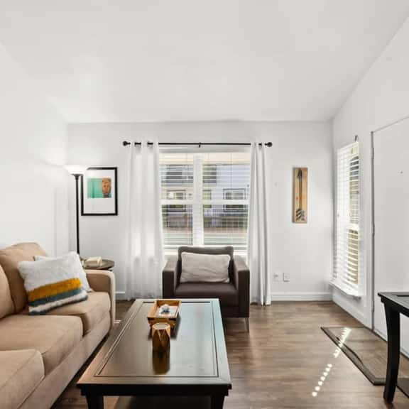 5 Minutes to Zilker & Barton Springs with Parking! - Image 1