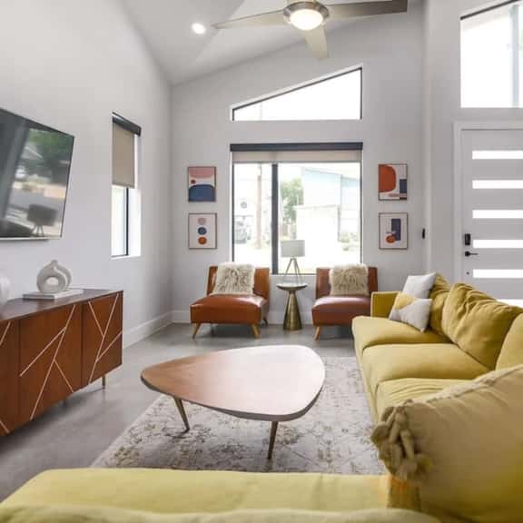 Casa Contempo - Sleeps 6, Parking, Pool, Yard, NEW - Image 1