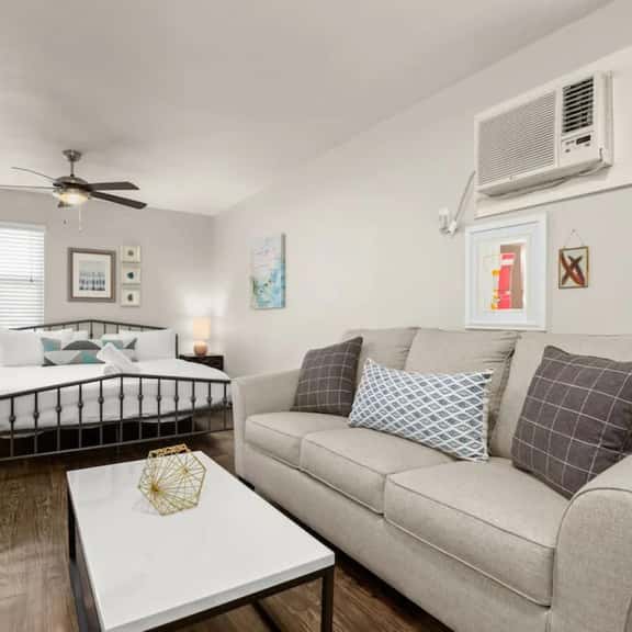 King Bed + Pool + Free Parking | Close To Zilker! - Image 1