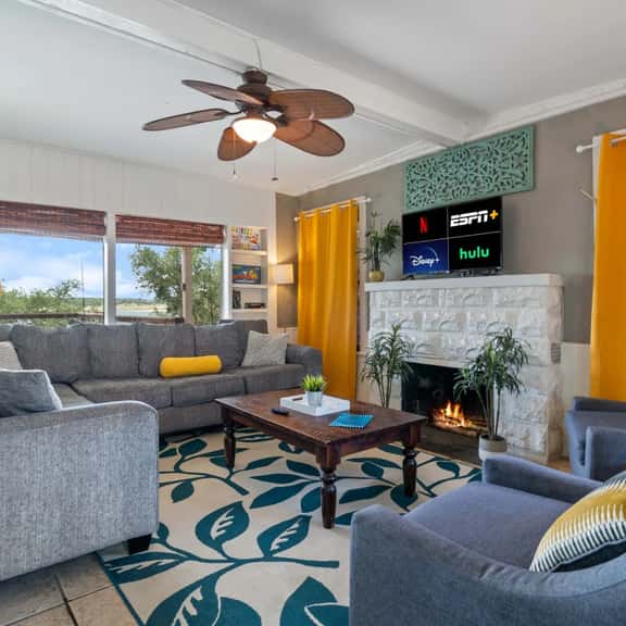 LakeTravis 4BR :Waterpark Access+views +walk to lake - Image 1