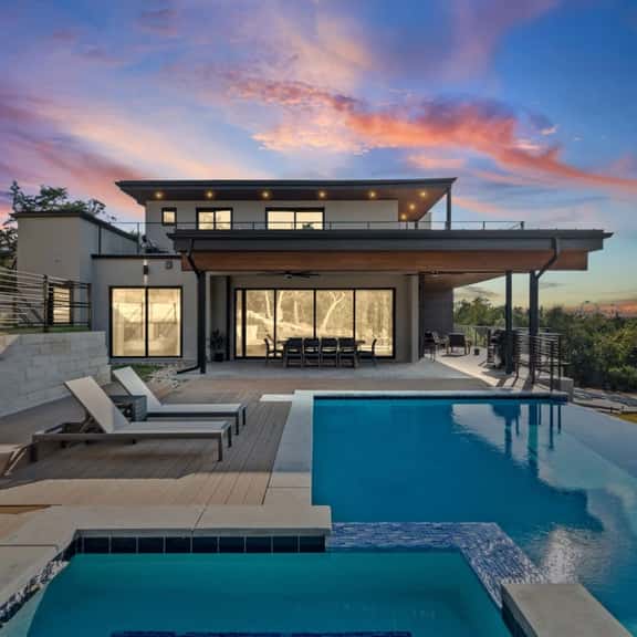 Luxury Living w Infinity Pool & Game Room Lounge - Image 1