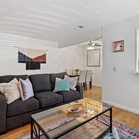 Nice ‘n’ Quiet Downtown Apt | Pool + Free Parking - Image 1