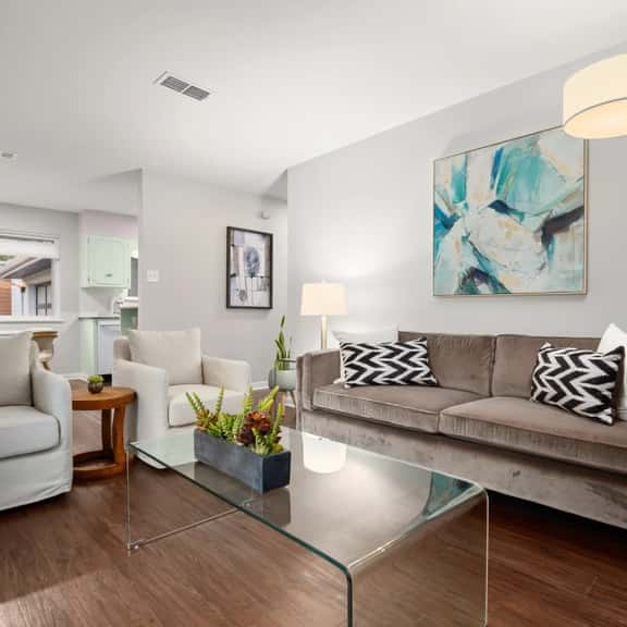 Retro Chic - Old Austin Charm W/ Updated Features! - Image 1