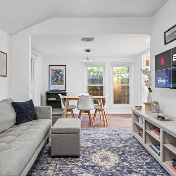 Walk to Bars, Dog-Friendly Bungalow & Parking - Image 1