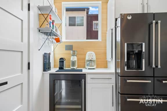 10-Min to ABIA, UT, Downtown Bright & Dog-Friendly - Image 2