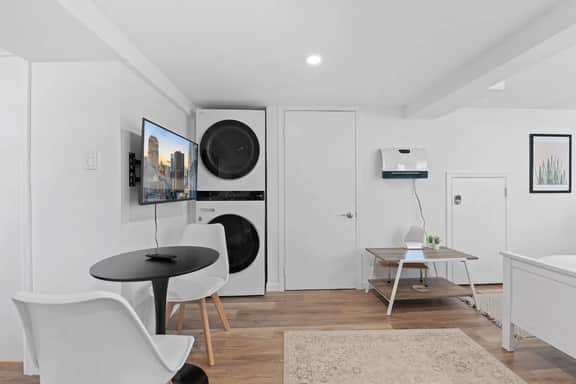 Cozy Chic Studio | Prime Austin Location - Image 3