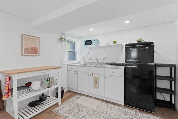 Cozy Chic Studio | Prime Austin Location - Image 2