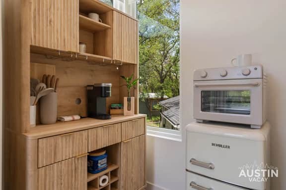 East Austin Studio w Kitchn near UT & LadyBird Lk - Image 3