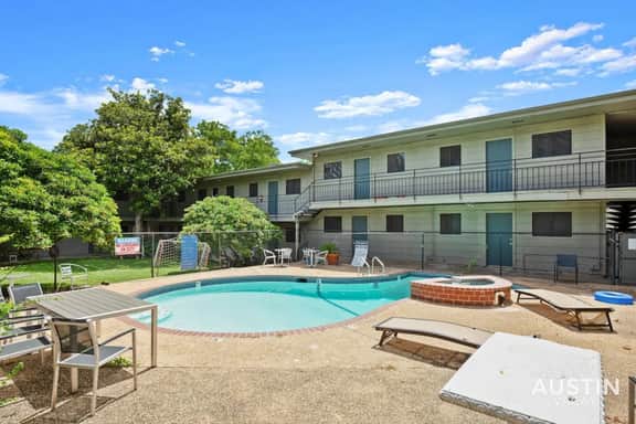 Easy Access to UT Campus! Shared Pool + Parking - Image 4