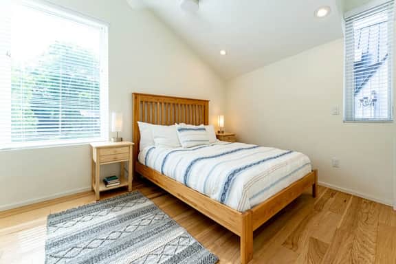 En Suite Complete - Parking, 2 Bed/2 Bath, Modern - Image 3