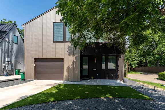 En Suite Complete - Parking, 2 Bed/2 Bath, Modern - Image 4