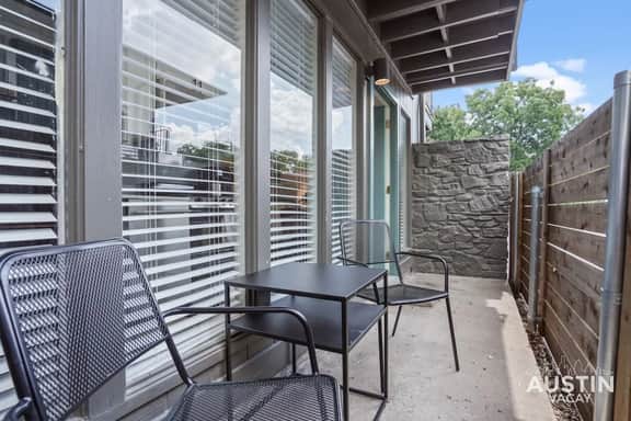 Explore Austin Life | Studio Near Guadalupe St - Image 4