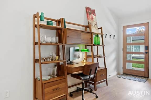 Insta-Ready Apartment in Barton Hills w/ King Bed - Image 3