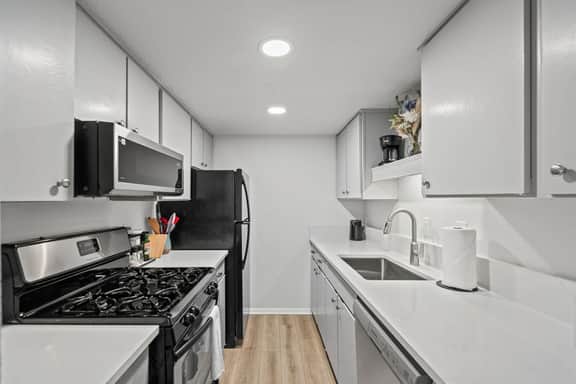Lavaca Living | Walk to Capitol + Garage Parking - Image 3