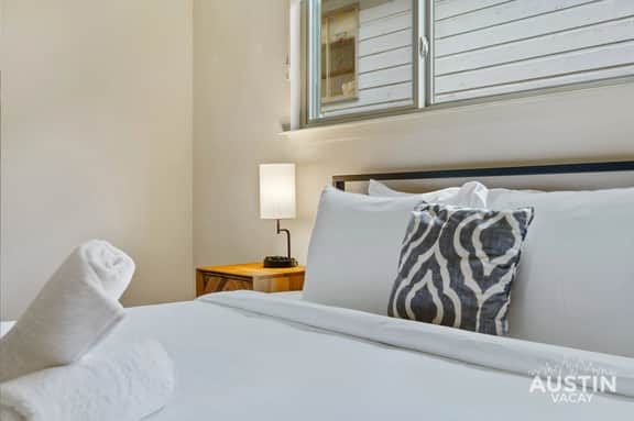 Near UT Dining, & Nightlife Apt For 4 w/ Parking! - Image 2