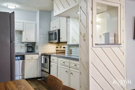 Near UT Dining, & Nightlife Apt For 4 w/ Parking! - Image 4