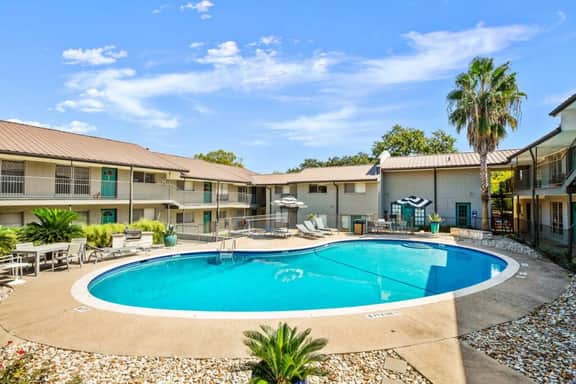 Nice ‘n’ Quiet Downtown Apt | Pool + Free Parking - Image 4