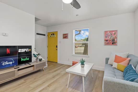 Recently Renovated E Austin Duplex + Free Parking - Image 2