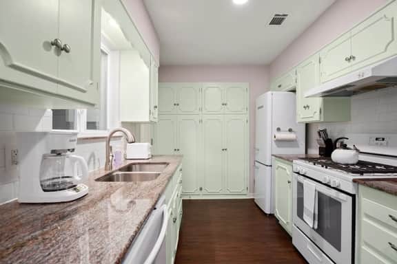 Retro Chic - Old Austin Charm W/ Updated Features! - Image 2