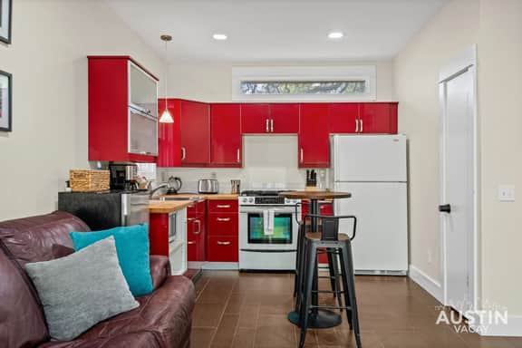 SoCo Hideaway - King Comfort Near Lady Bird Lake! - Image 2