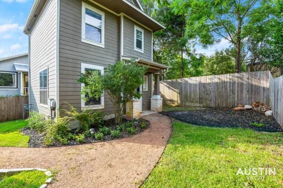 Spectacular Neighborhood! Spacious House and Yard - Image 4