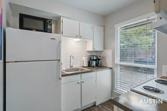 Studio Near Downtown + Free Parking + Pets Allowed - Image 4