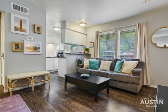 Studio Near Downtown + Free Parking + Pets Allowed - Image 3
