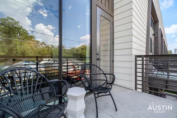Vibrant Austin Studio | Balcony + Parking + Wi-Fi - Image 2