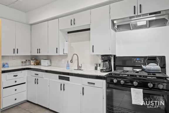 Walk to Bars, Dog-Friendly Bungalow & Parking - Image 2