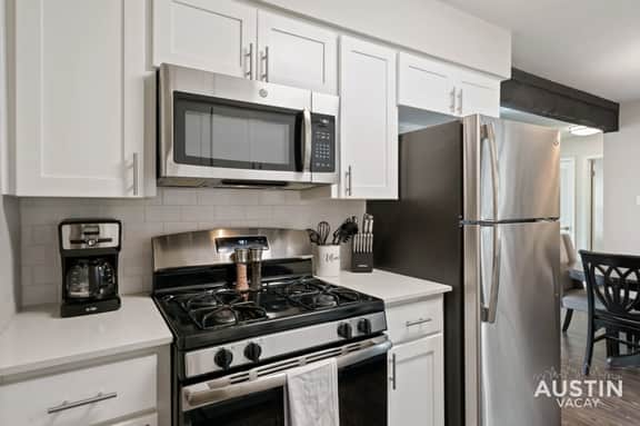 Walk to Barton Springs | Spacious + Free Parking - Image 4